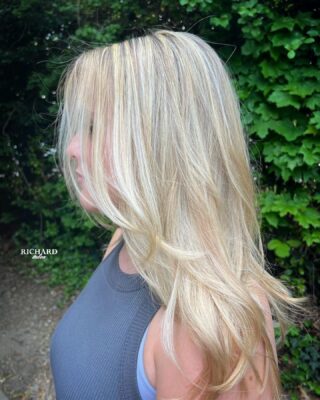 Summer is just around the corner 👀 are you ready?!
Color and cut by Kristen #richardsalon