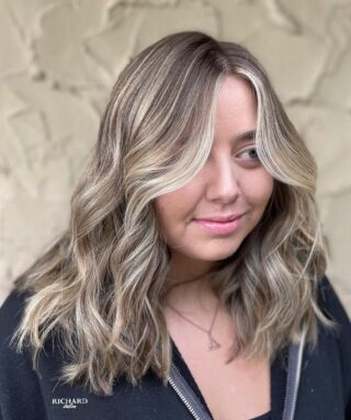 When the weather cools down, so does the hair 🤍
Painting and Haircut by Ashley 
#richardsalon