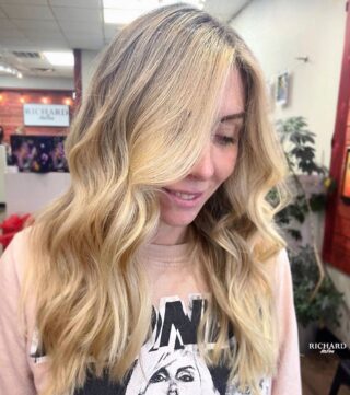Seamless blonding 🤩
Color and cut by Cristhina #richardsalon #callme
