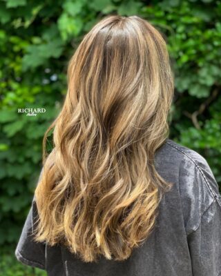 That honey drizzle🤤🍯 
Painted by Melissa 
#richardsalon