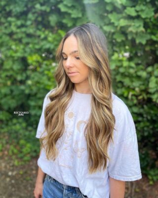 When the sunlight hits that new color👌🏼
Balayage and Haircut by Sofia
#richardsalon