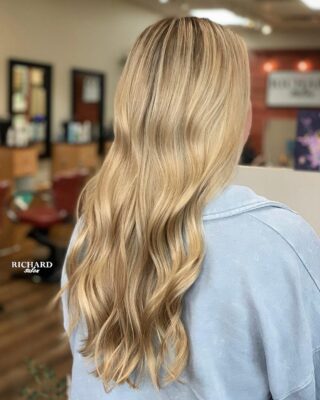 Spring days & golden rays🌞
Hair Painting by Melissa #richardsalon